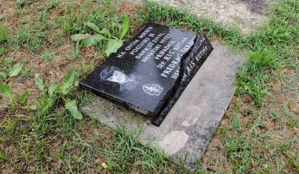 ODVRATAN VANDALIZAM SVETINJE! Netko je razbio ploču mučki ubijenom heroju rata: ‘Vječna mu slava i hvala na žrtvi koju je dao za Domovinu’