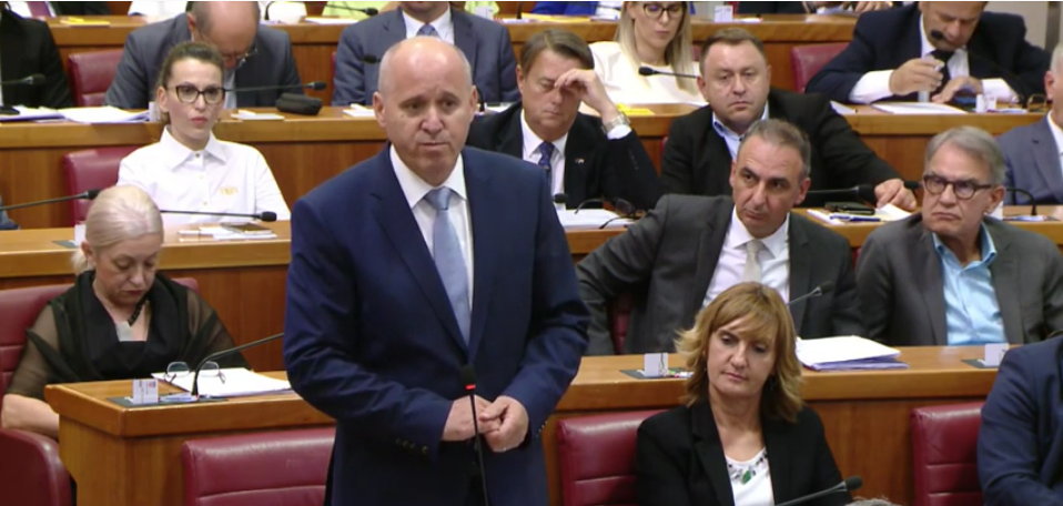 Izglasano pristupanje promjenama Ustava u vezi referenduma