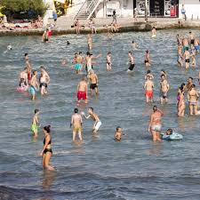 Nakon kobnog skoka u plićak na Bačvicama 15-godišnjak završio na respiratoru, u umjetnoj komi. Slomljen mu je vratni kralježak