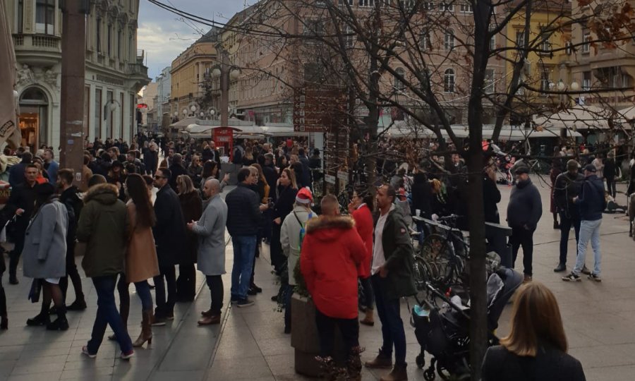 Kao da nije Badnjak u vrijeme korone: Zagrepčani i Dubrovčani izmilili na Cvjetni trg i Stradun, rijetko tko se pridržavao mjera