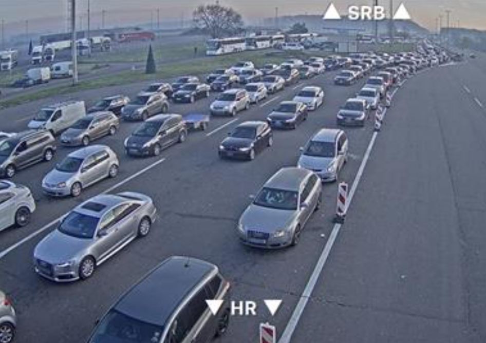 "VRATA EUROPE" Ogromne gužve na granici, na Bajakovu se čeka po šest sati