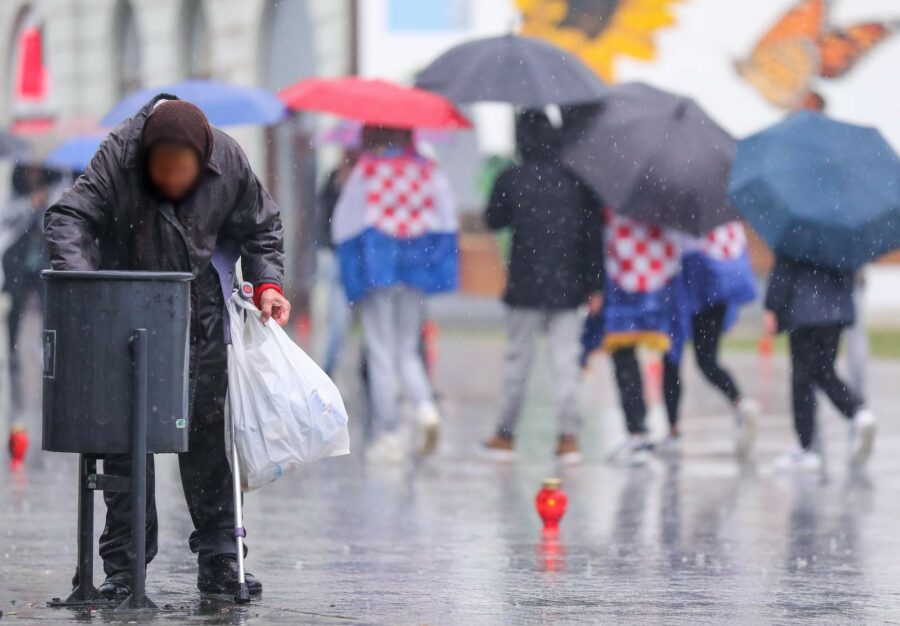 Prizor koji slama srce: Baka u Vukovaru, po kiši koja pljušti, skuplja boce