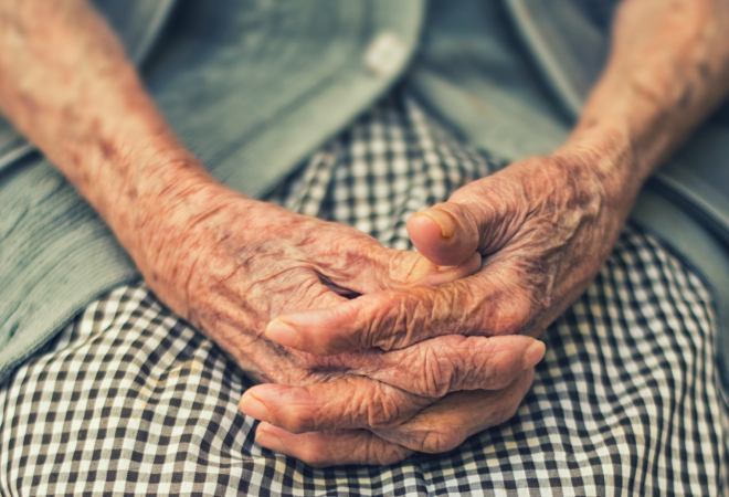 ‘MAJKA MI JE ZATVORENIK U VLASTITOJ KUĆI!’ Očajna kćer preklinje za pomoć: ‘Ne daju joj kuhat i jesti u kuhinji, može boraviti samo u svojoj sobi’