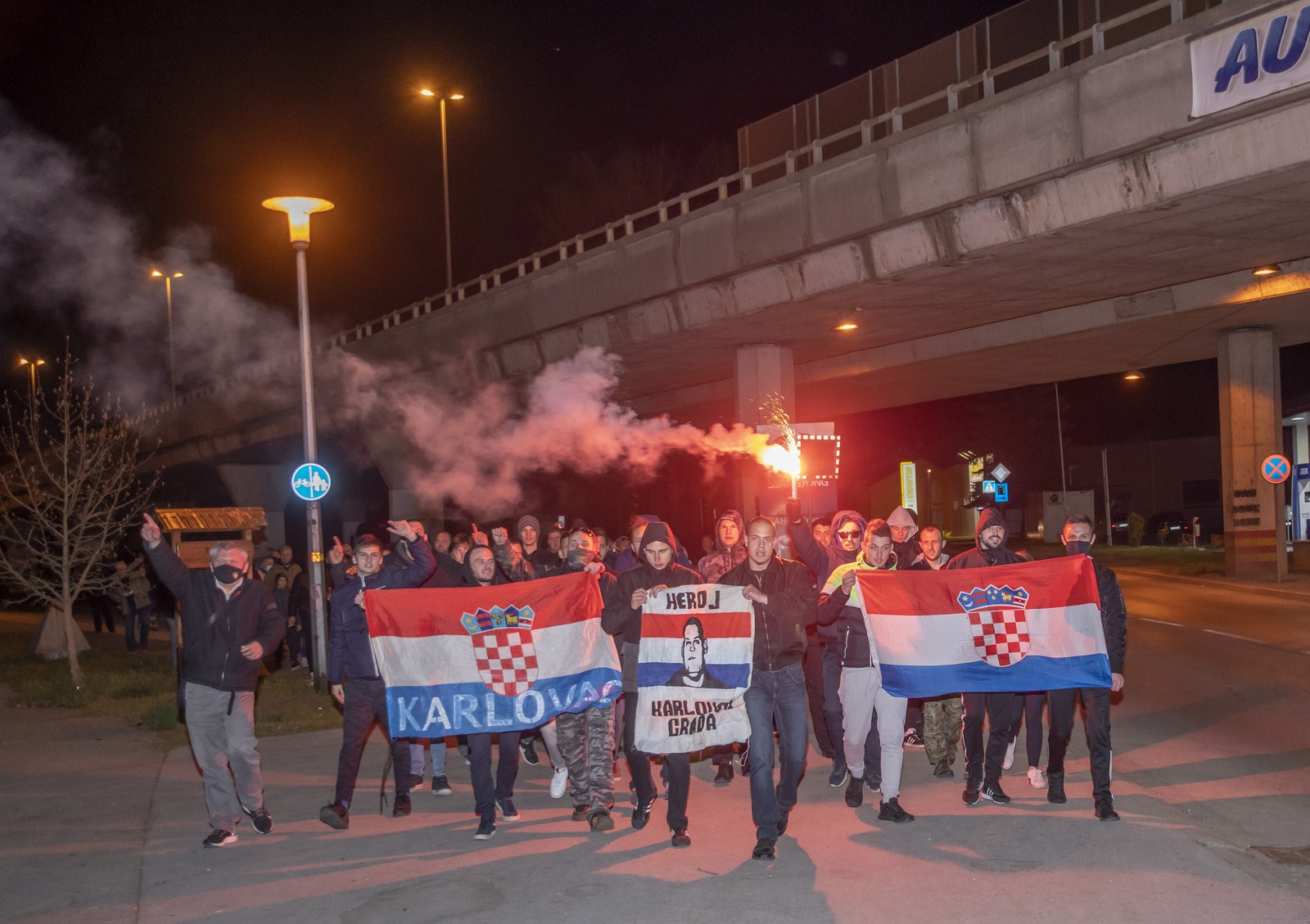 Bakljada na Koranskom mostu kao potpora Hrastovu