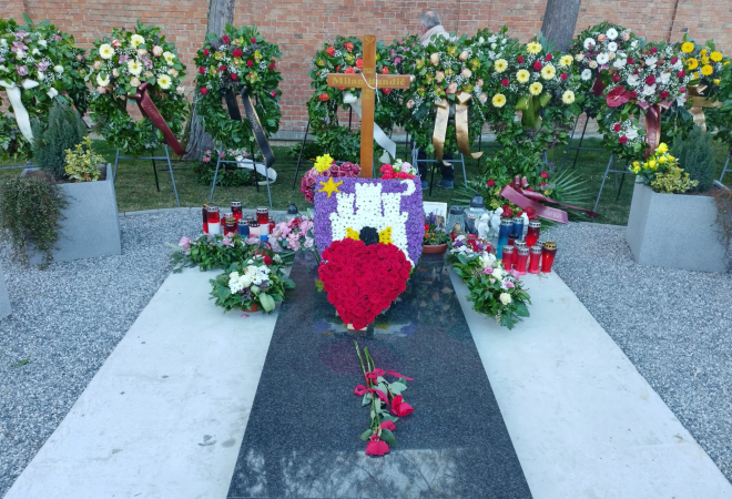 (FOTO) BANDIĆEV GROB OD JUTRA PREKRIVEN VIJENCIMA: Sjetili ga se i SDP-ovci i HDZ-ovci! Počast mu odale i kumice, bokci i ‘tete iz vrtića’