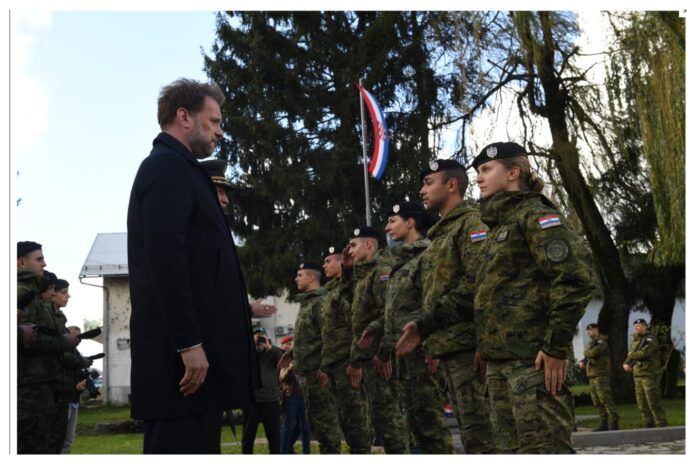 Banožić dodijelio beretke mladim “Vukovima”: ‘Nastavljamo povećavati materijalna prava hrvatskih vojnika’