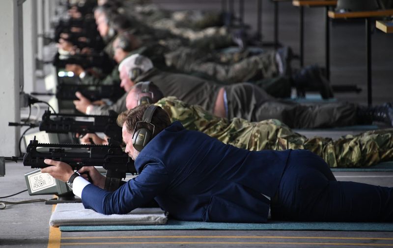 Ministar Banožić uzeo pušku, legao u odijelu na pod pa pucao. Brzo se pohvalio na Facebooku