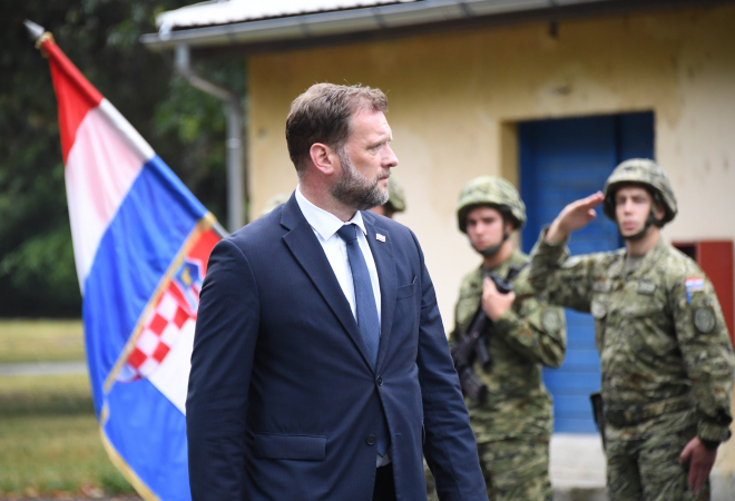 DOK SE BANOŽIĆ SVAĐA S MILANOVIĆEM, VOJNICI MU SE ČESTO DROGIRAJU! Postoji osnovana sumnja da je dilanje narkotika organizirano unutar MORH-a