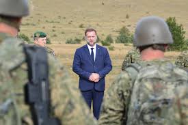 Krstičević je nakon pada aviona prije dvije godine podnio ostavku. Banožiću to ne pada na pamet