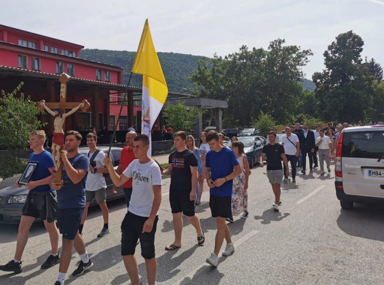 Drvar: Tijekom obilježavanja žrtava Banjolučke biskupije, iz parka se čule partizanske pjesme