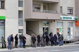 Hrvati u panici za svoj novac: Golemi redovi ispred poslovnica Sberbanke diljem zemlje!