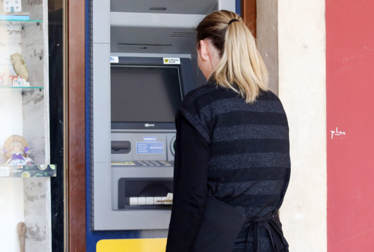 Velika promjena na pomolu: Dolazi li kraj omraženoj bankarskoj naknadi?