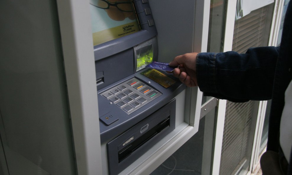 Umirovljenici ljuti: Besplatan račun u bankama politička je podvala, Vlada je sve znala