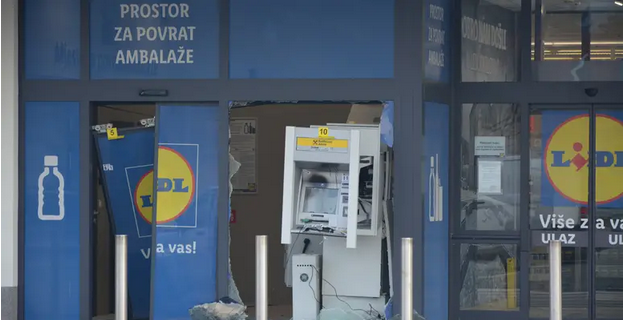 Raznijeli bankomat u Karlovcu, novčanice se razletjele po cesti