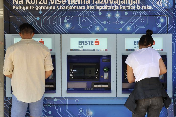 MINUSI NA RAČUNIMA  Većina ljudi ipak ugovorila dopušteno prekoračenje po tekućem računu, neke banke i dalje nude stari model