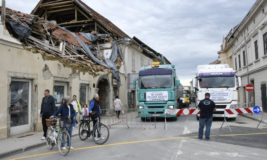 PROSVJEDNA VOŽNJA Ljutiti građevinari s Banovine bagerima i kamionima vozili kroz Sisak i Petrinju: Tvrde da im se ne daje da rade na rušenju i obnovi
