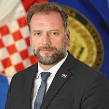 Banožić napušta politiku? Po HDZ-u kruži intrigantna teorija: Ovo su znakovi da se osigurava! Za njega više nema mjesta