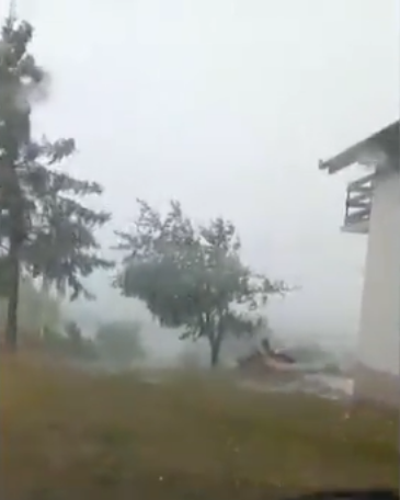U Baranji vjetar trgao stabla, kišu pratila tuča. Izdali upozorenje na oluju