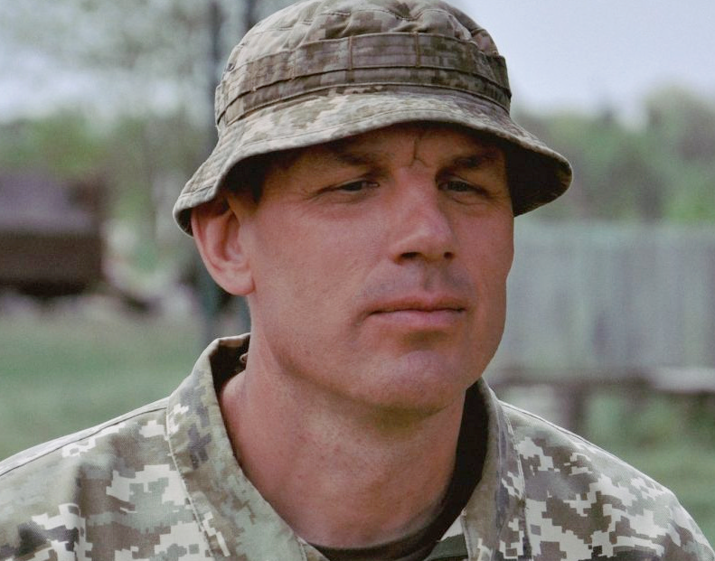 “ON JE IZDAJICA ZBOG KOJEG JE MARIUPOLJ PAO”: Djevojke i supruge boraca Azova optužuju zapovjednika marinaca