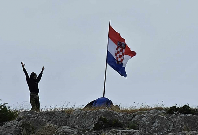 Ne prestaje skidanje hrvatskih zastava! ‘Jarbol je doslovno prepiljen, imamo određene sumnje…’