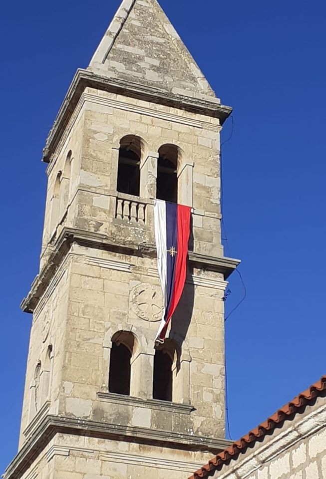 FOTO Bratiškovci!…Mjesto nadomak Skradina odakle se polazilo u razaranje Skradina, Šibenika, Vodica i svih sela sa pretežno hrvatskom populacijom, danas bez ikakve mogućnosti osporavanja vije srpsku zastavu…