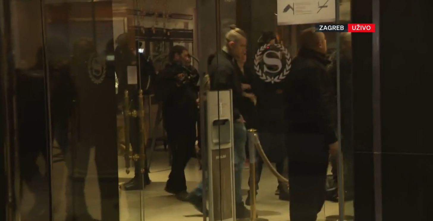 ‘NISAM PROVALIO, JA SAM SOBU POŠTENO PLATIO’: Javio se Boys s transparentom prekriženog Mamića