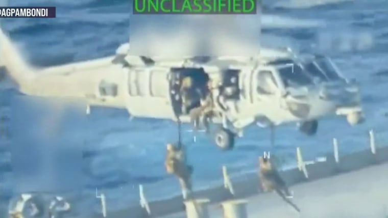 ATLANTIK NA RUBU RATA: Amerikanci helikopterima zauzeli ruski tanker pod pratnjom podmornice