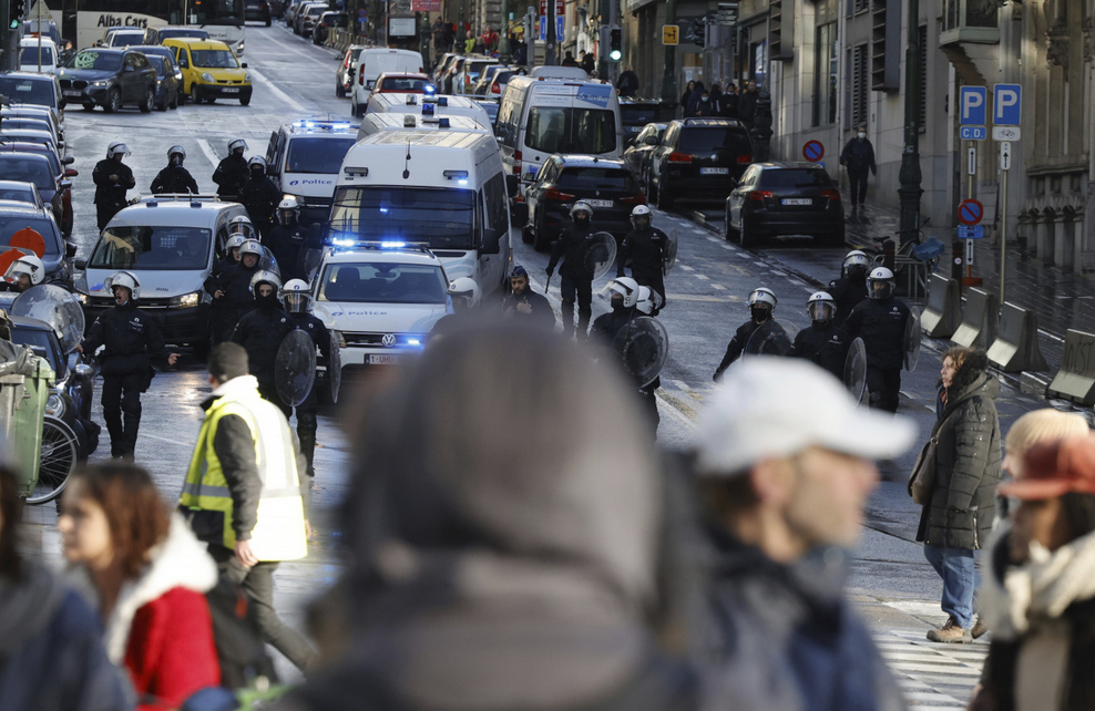 STISNUO JE GAS DO KRAJA I POKOSIO GRUPU OD 150 LJUDI! Novi užas u Europi: Velika tragedija, gradić u Belgiji zavijen u crno