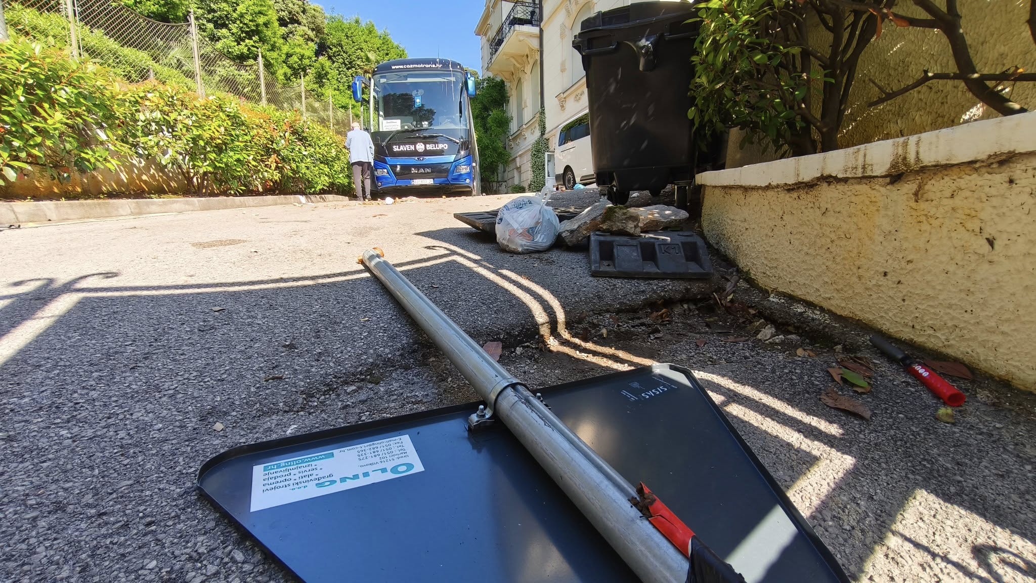 Burna noć u Opatiji: Armada palila baklje i razbila autobus Slaven Belupa, ozlijeđen policajac