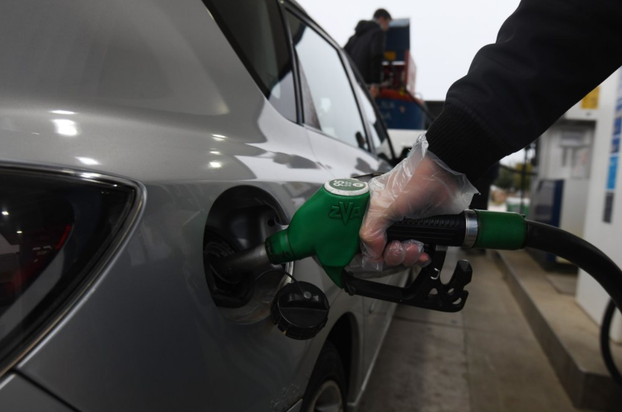 Novi udar po džepu vozača; od utorka se mijenjaju cijene goriva, jedno će biti jeftinije, druga dva rastu