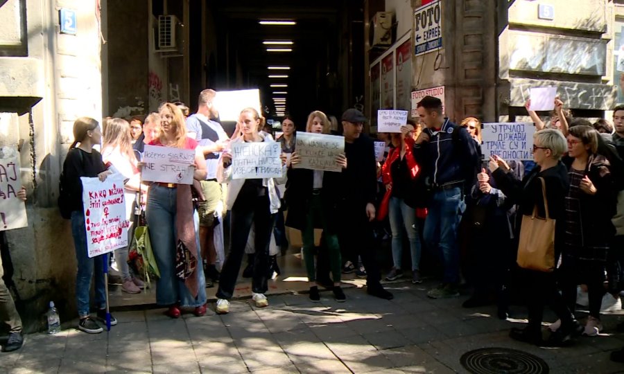 Kaos u Srbiji se nastavlja: Blokirane prometnice, uzvikuju parole protiv Vučića