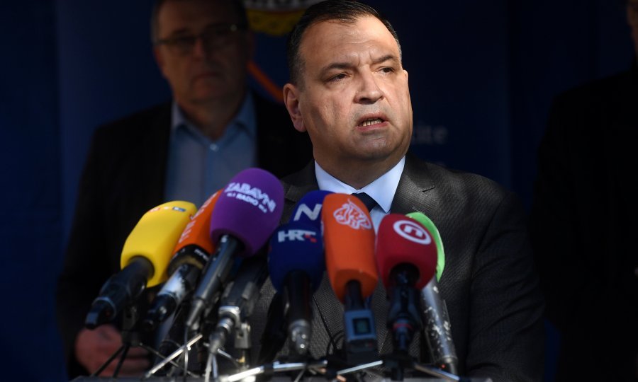 MINISTAR BEROŠ RAVNATELJIMA BOLNICA 'Platite svim liječnicima i zaposlenicima sve prekovremene sate!'