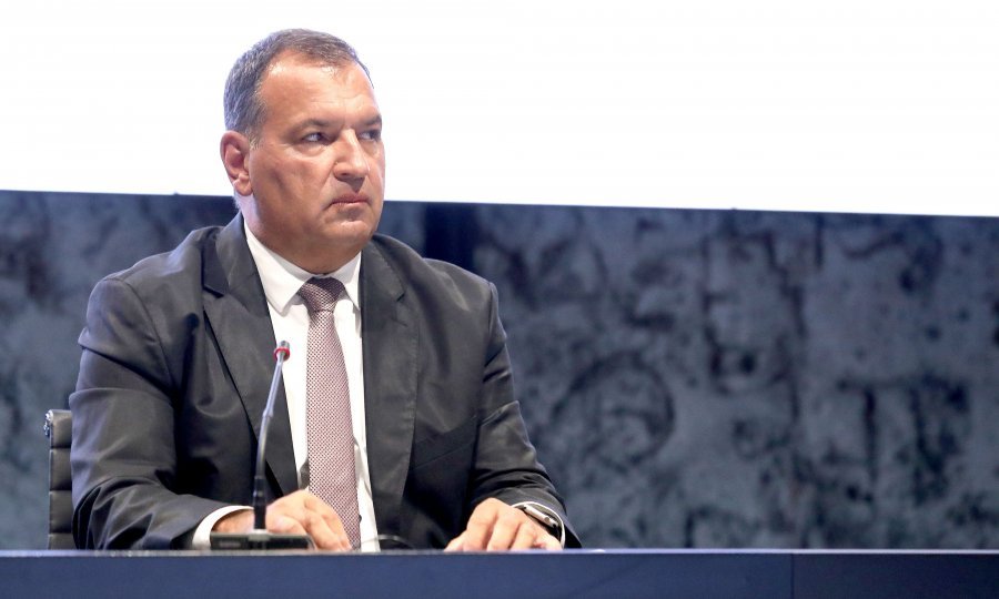 Beroš apelira: 'U avionu biste da vas vozi pilot. U restoranu da kuha kuhar. Slušajte struku!'