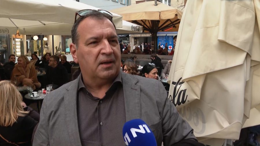 Širi se slika ministra Beroša bez maske u trgovini. Evo kako on to objašnjava