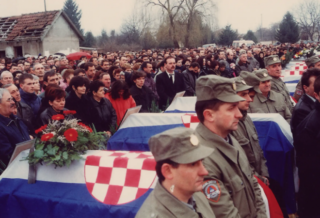 SUZE U TOVARNIKU! Izgladnjivanja, ubijanja… Pokop 48 žrtava bio je vrlo potresan