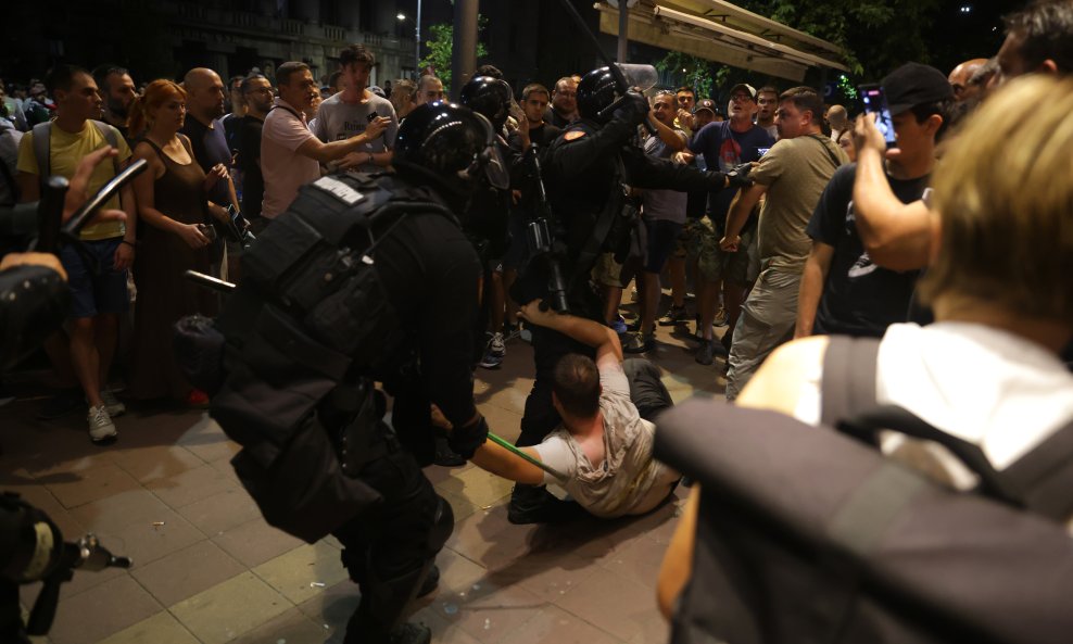 GRAĐANSKI BUNT Eskalirale napetosti u Srbiji: 'Vučić je sinoćnjim sukobima htio izazvati građanski rat!'