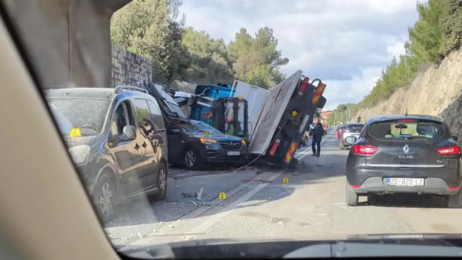 Sudar auta i kamiona u Bibinju