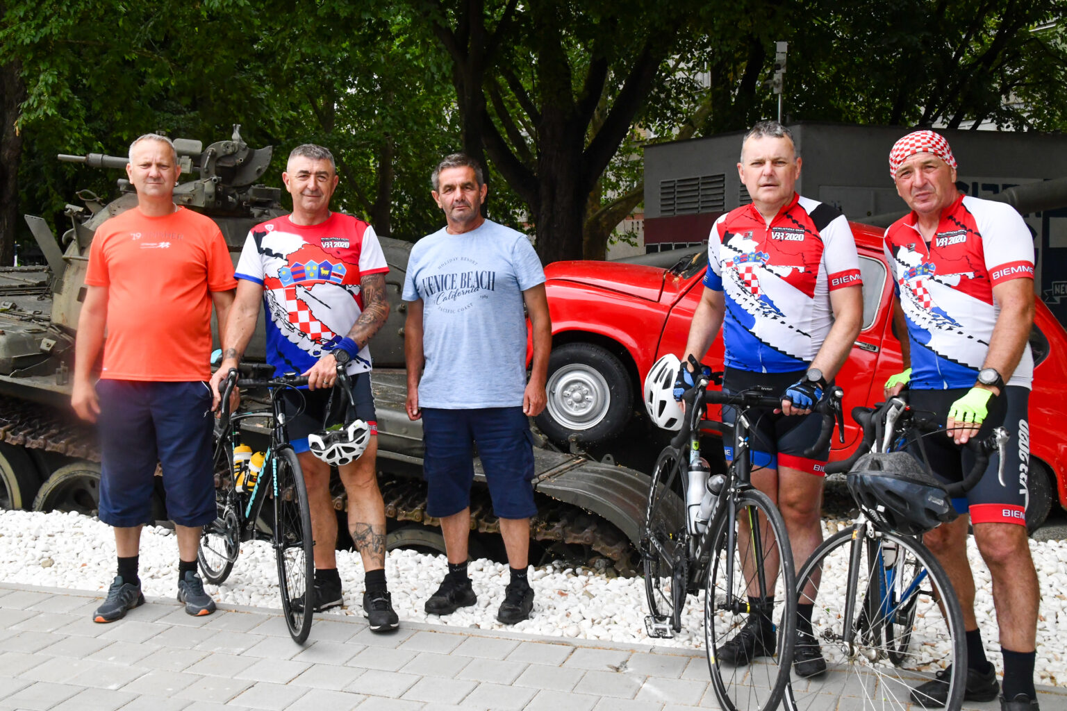 Heroji na dva kotača: Braniteljska biciklistička ekipa iz VPŽ stigla u Osijek u čast Crvenog fiće i Dana osječkih branitelja