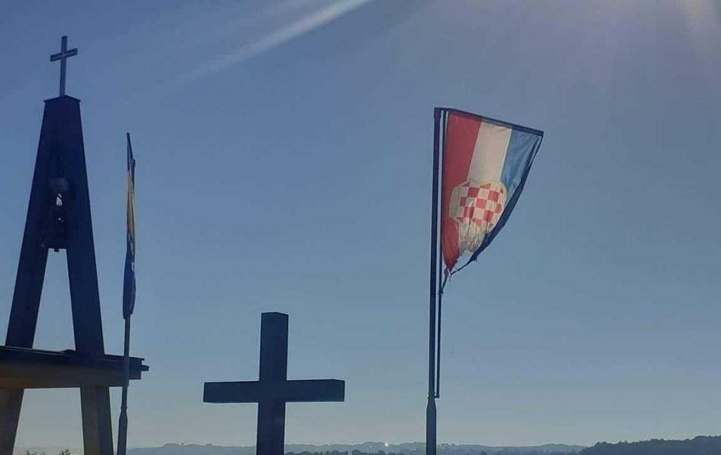 Ponovno uništena hrvatska zastava u Jelahu kod Tešnja