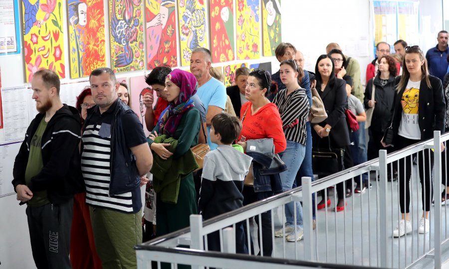 IZVJEŠĆE PROMATRAČA  Niz nepravilnosti na izborima u BiH: Unaprijed popunjeni listići, birači 'oslijepili' preko noći, promatrač dobio šakom u glavu...