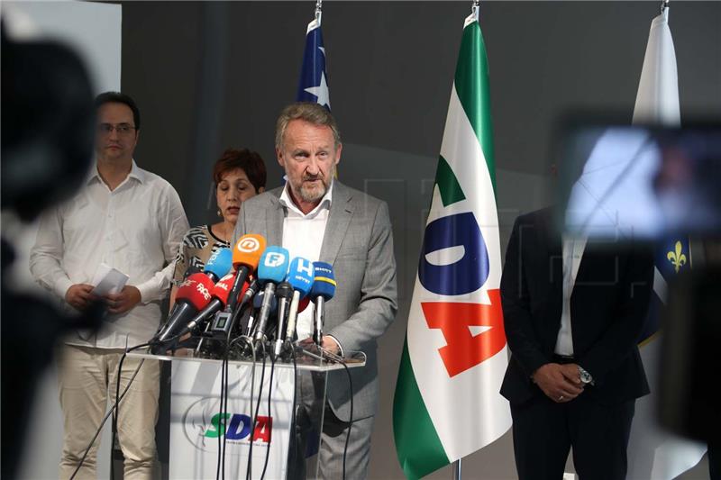 BiH: Izetbegović tvrdi da je za mir, Kavazović da nije podupirao Komšića