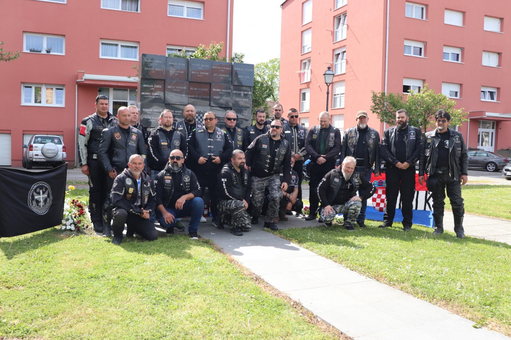 Bikeri i maratonci su se poklonili kod spomenika poginulim hrvatskim braniteljima u Lipiku