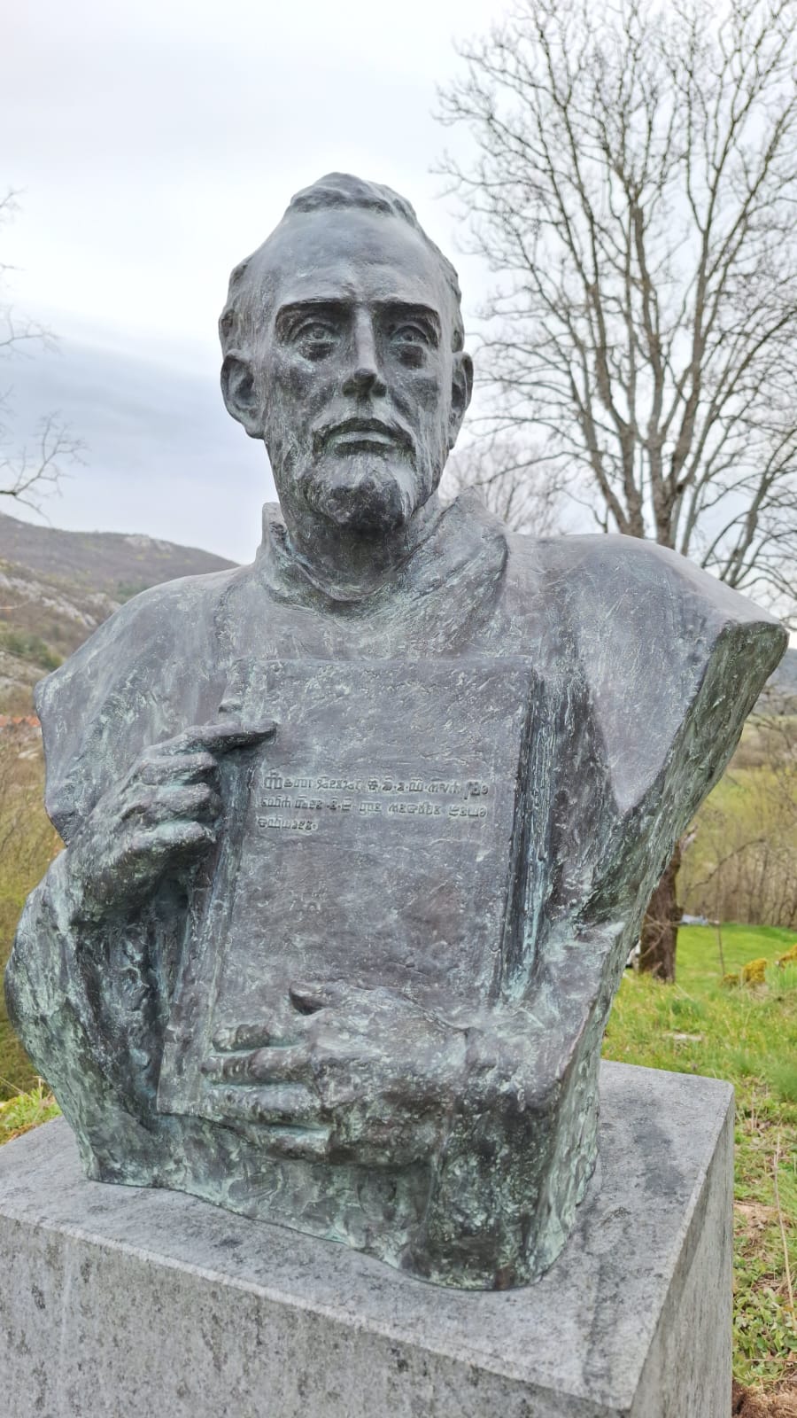 Spomenik prvom hrvatskom tiskaru Ambrozu Kacitiću postavljen u Donjem Kosinju