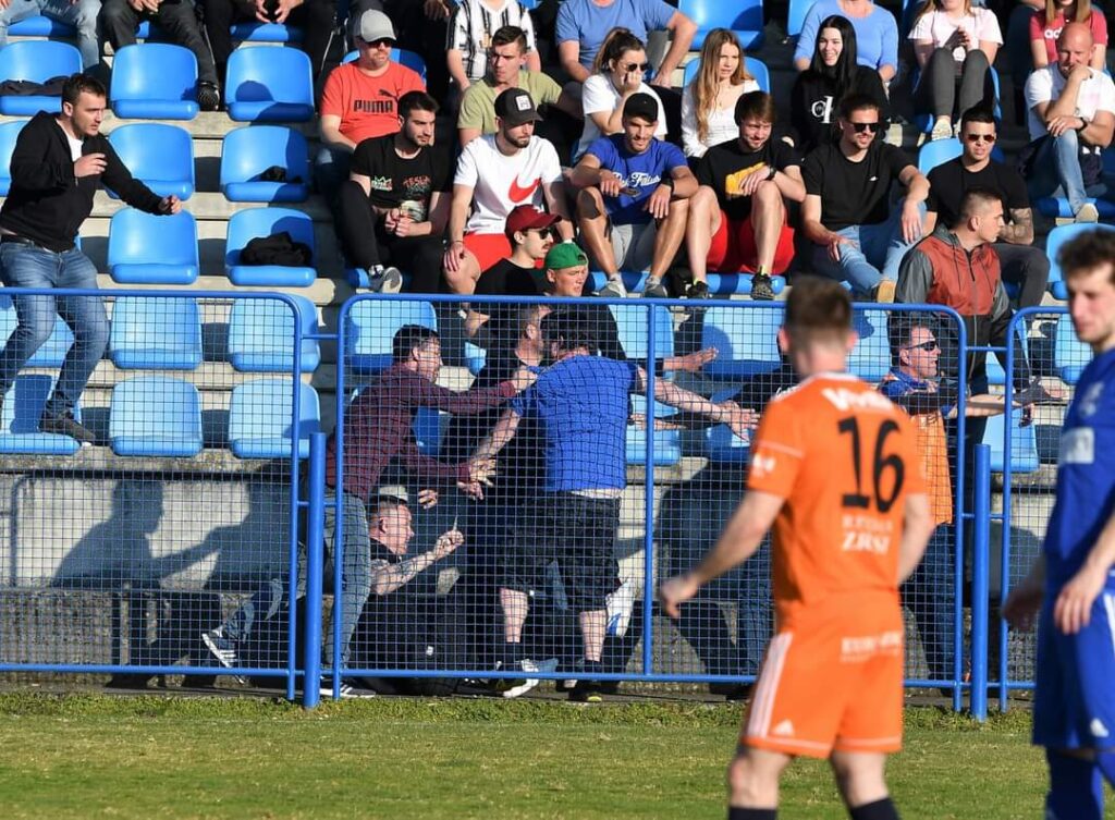 Sramotne scene  na niželigaškim terenima! U  Molvama se tukli   navijači i igrači, letjele limenke, palila se pirotehnika...