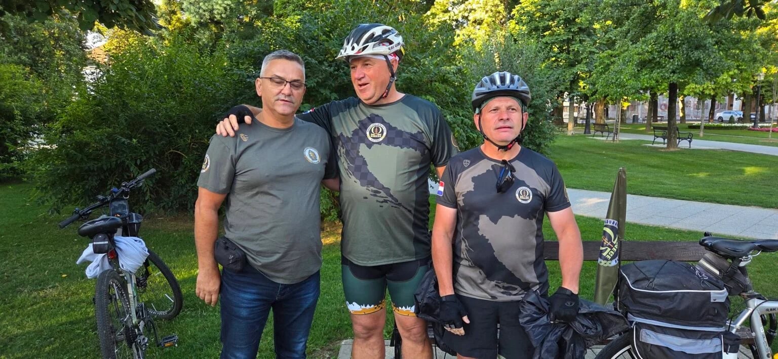 Bivši specijalci odaju počast svojim palim suborcima: Iz Bjelovara biciklima krenuli na put do Knina!