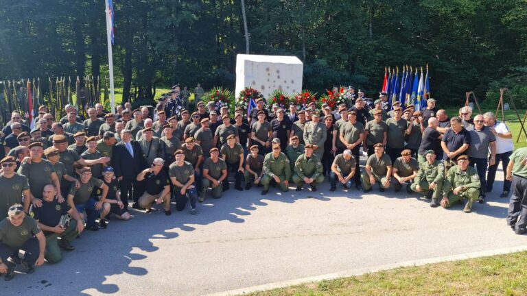 Bjelovarskim ”Omegama” u Gospiću svečano uručena zahvalnica i skulptura Oca Domovine