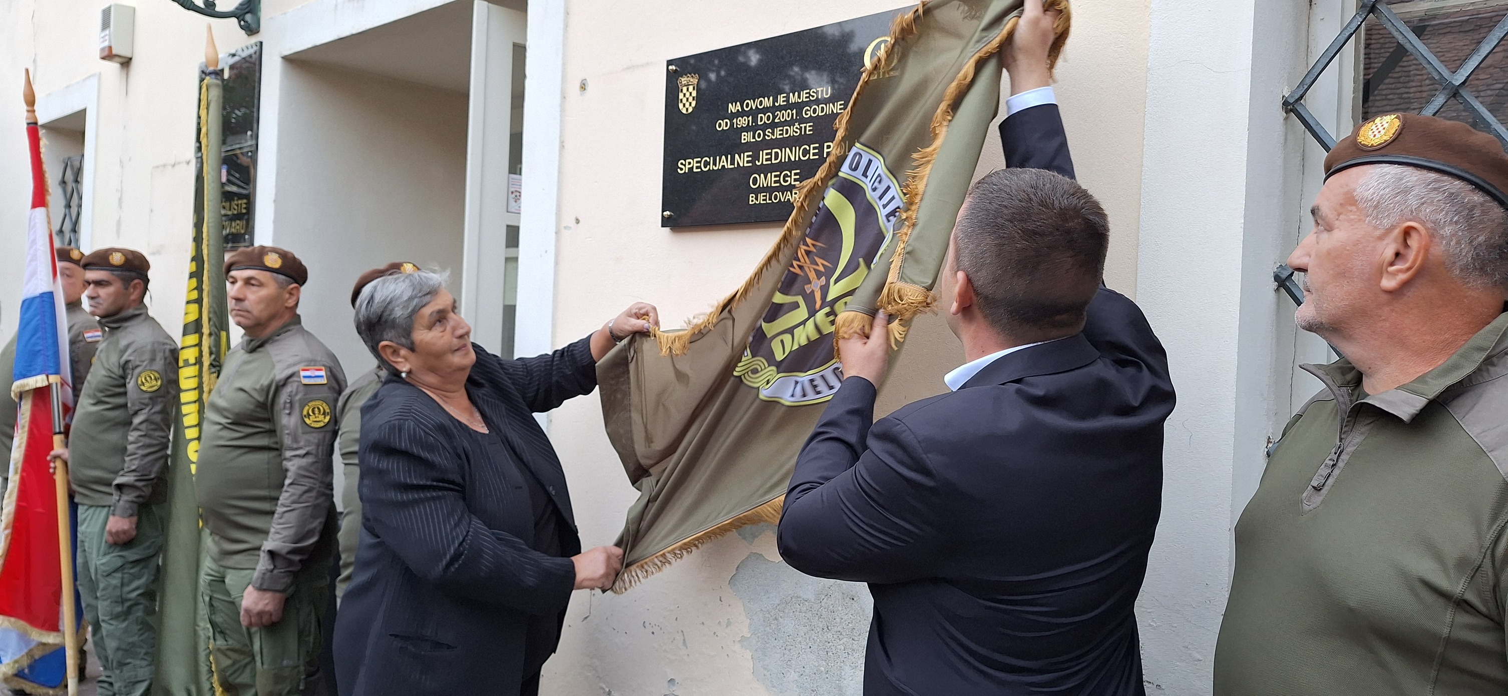 SJEĆANJE NA ŽRTVU I HRABROST:  :Spomen-ploča u čast bjelovarskoj Specijalnoj jedinici policije „Omega“