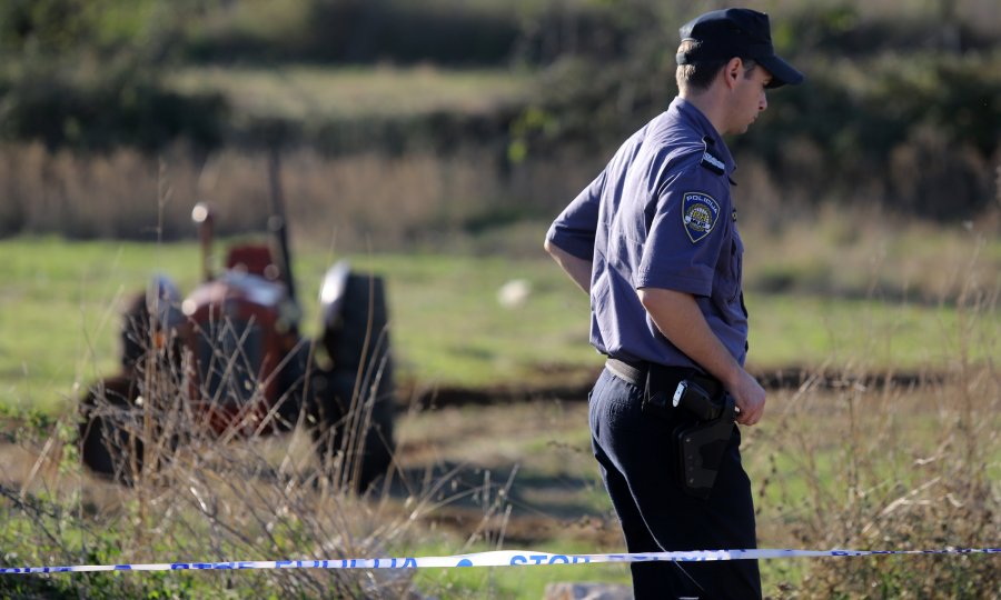 Šestogodišnje dijete u dvorištu poginulo pod kotačima traktora