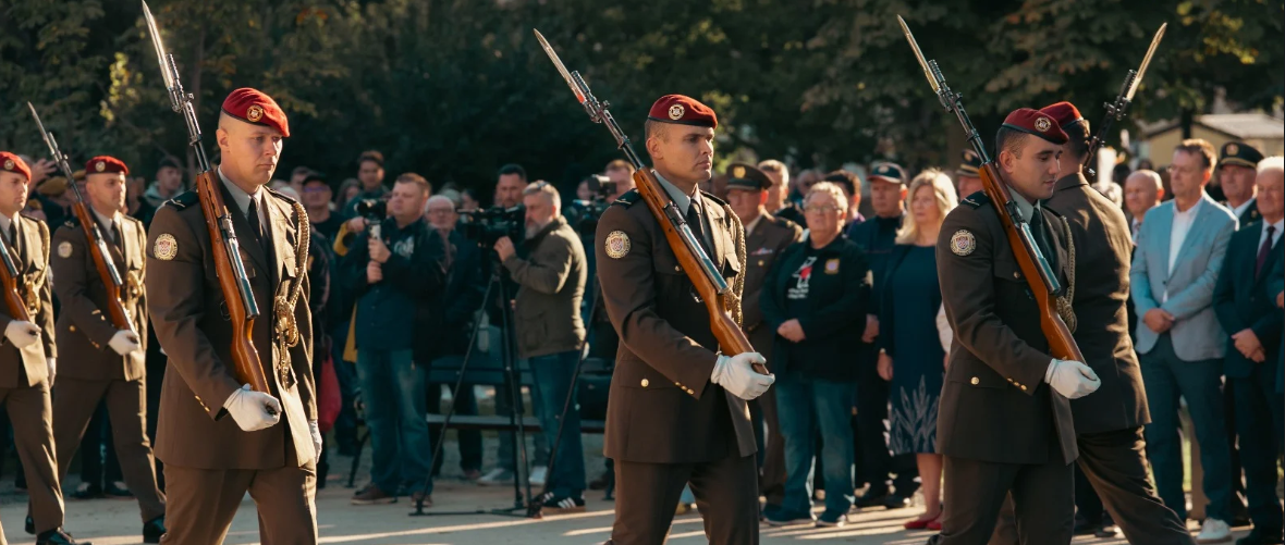 VIDEO – Vojna čast pretočena u pokret: Bjelovar je danas bio nagrađen spektakularnim nastupom