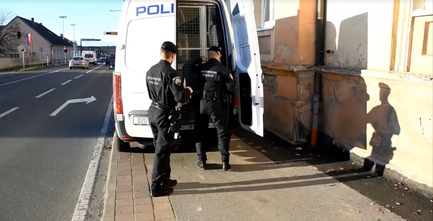 Osumnjičeni koji je s autom iz osvete pregazio prijatelja, doveden na ispitivanje u Županijsko državno odvjetništvo u Bjelovaru